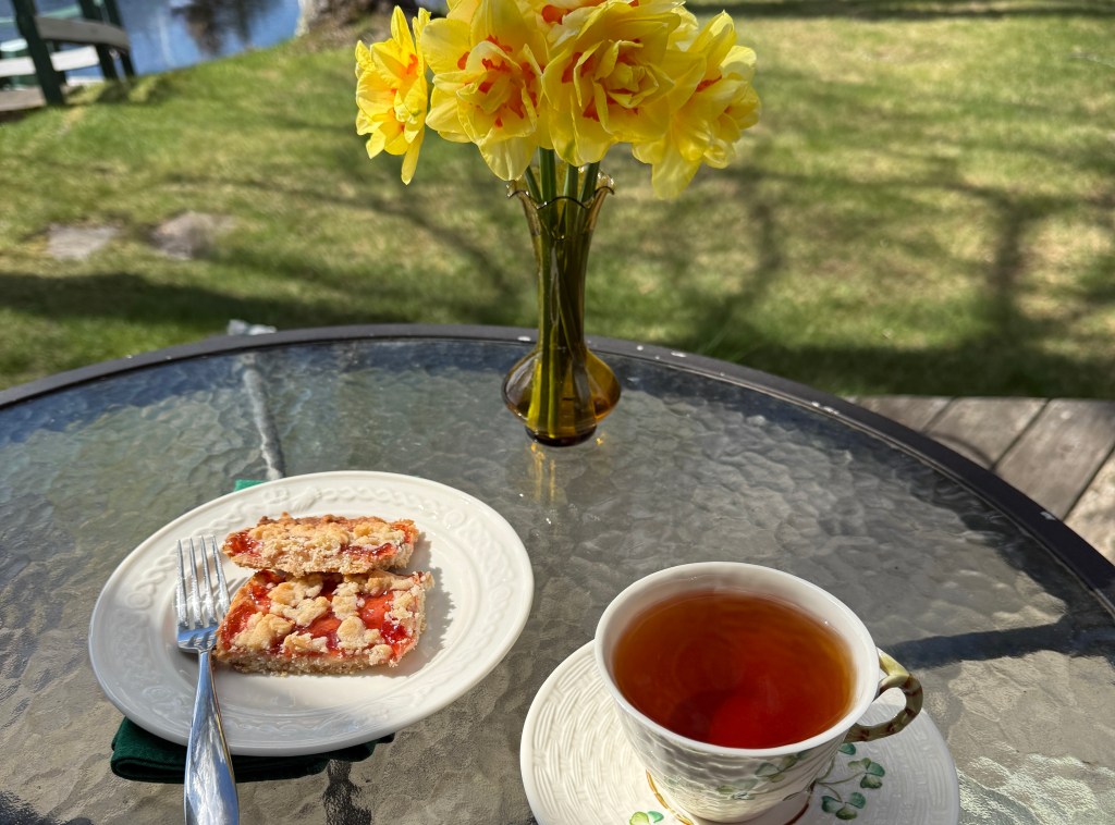 Strawberry Crumble and&nbsp;Daffodils